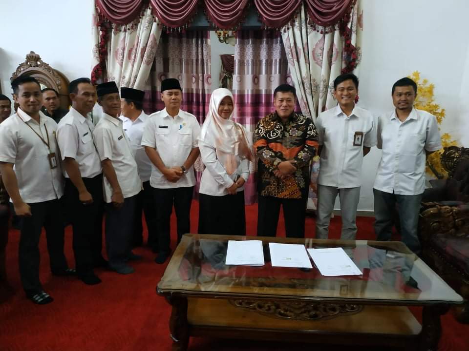 Sesi foto bersama usai penandatanganan MoU.
