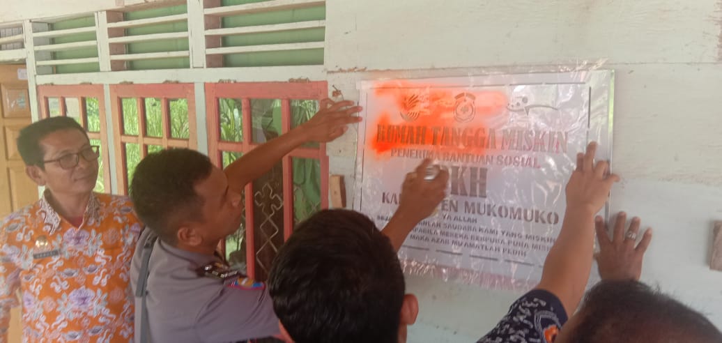 Petugas saat menandai rumah penerima bantuan PKH.