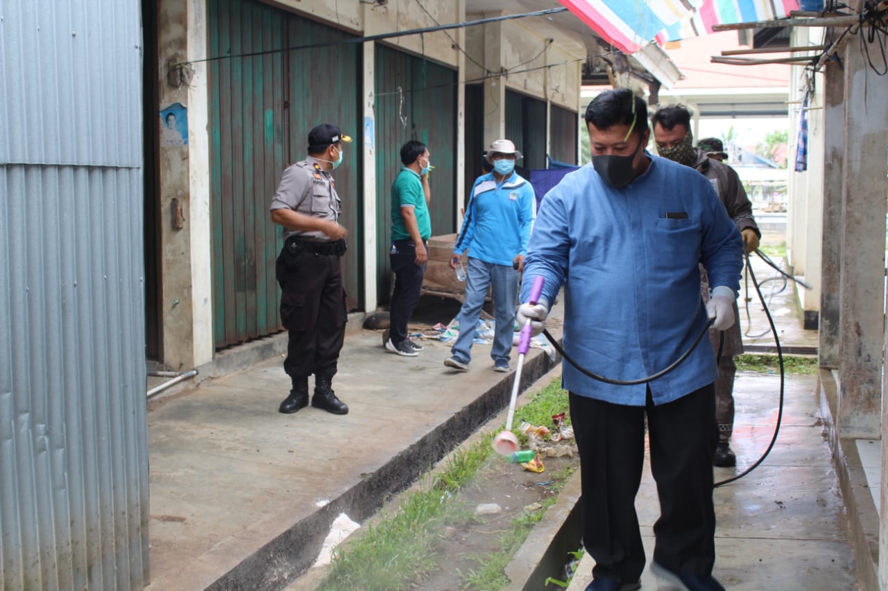 Pemkab dan Jajaran Polres Mukomuko Kembali Semprot Disinfektan
