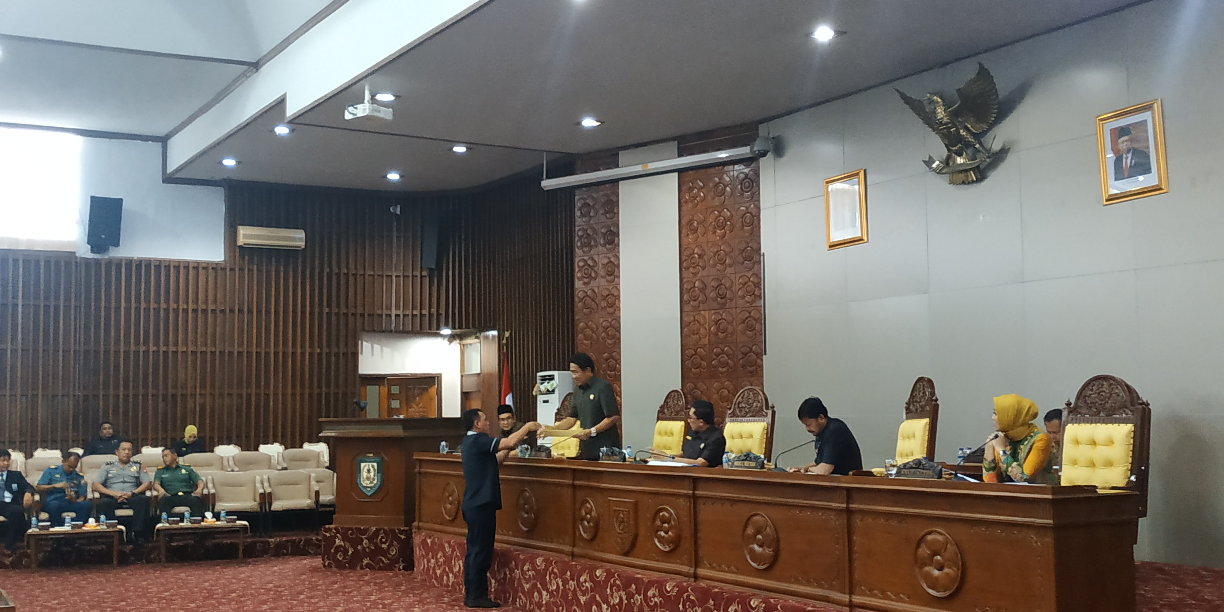 Juru bicara saat menyerahkan hasil laporan.