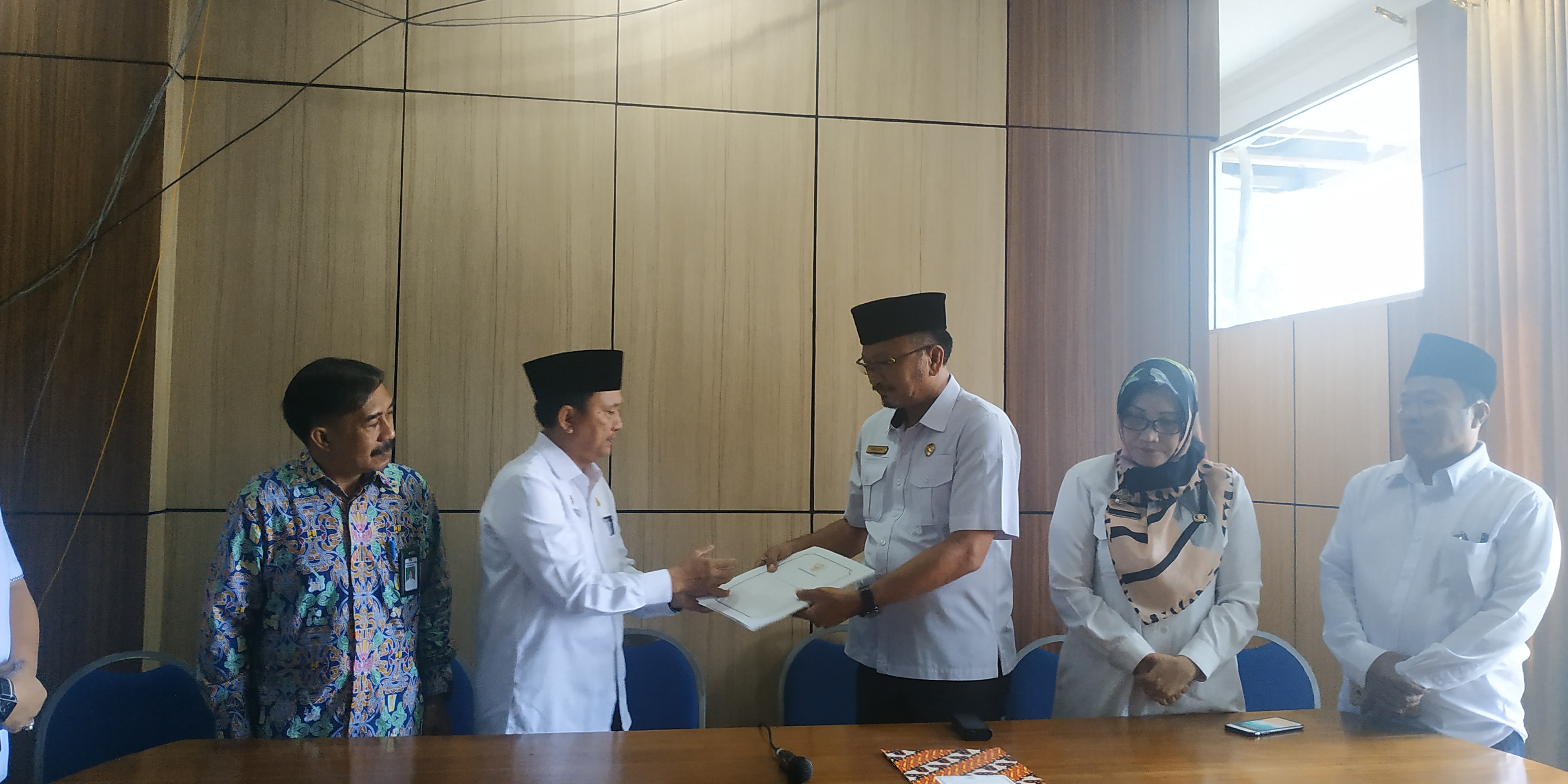 Penyerahan surat keputusan pengelolaan pantai panjang.