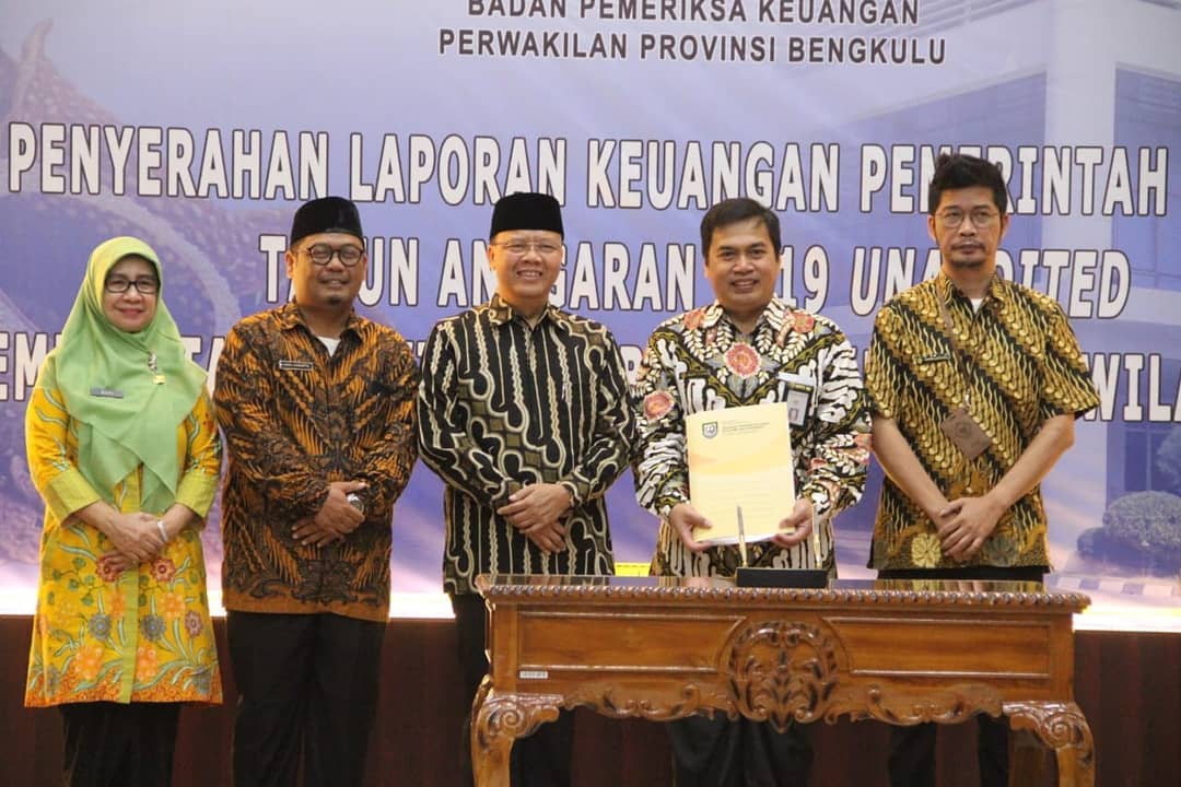 Gubernur Bengkulu saat menyerahkan LKPD Ke BPK RI Perwakilan Bengkulu.