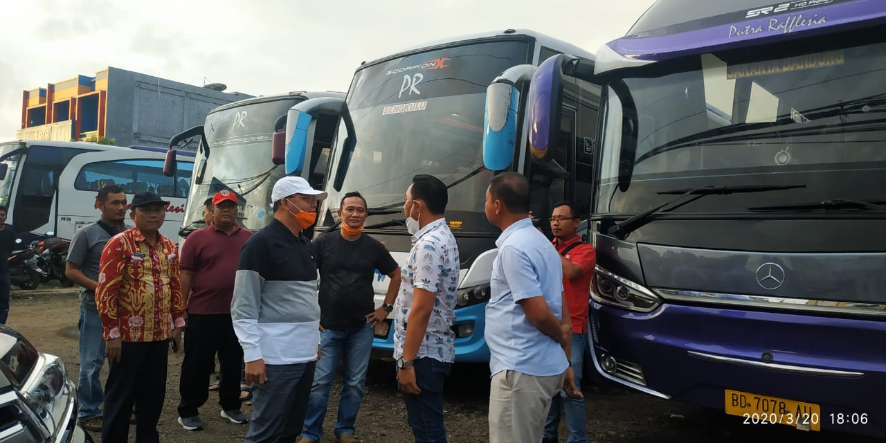 Sidak Bandara dan Loket Bus, Gubernur Tekankan Pengelola Cek Kesehatan Penumpang dan Penyemprotan Disinfektan