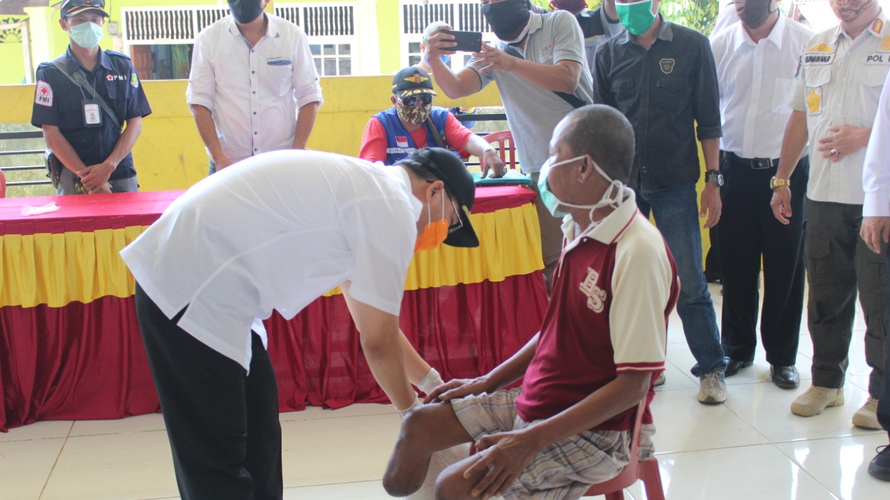 Warga Benteng Terima Bantuan Dari Gubernur, Ferry Ramli Ucap Banyak Terimakasih
