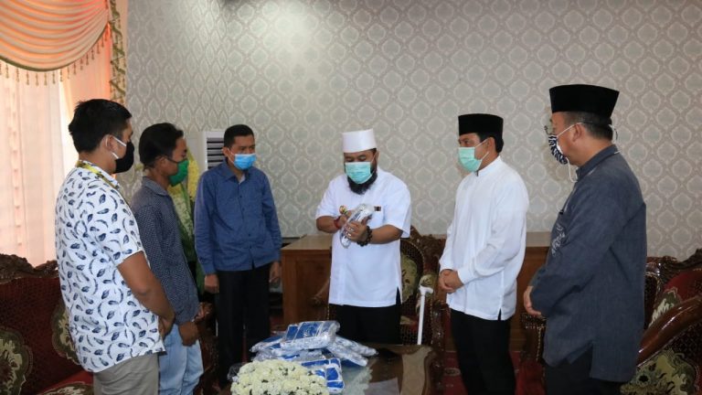 Walikota Helmi Beri Bantuan Masker Untuk Masyarakat Kepahiang