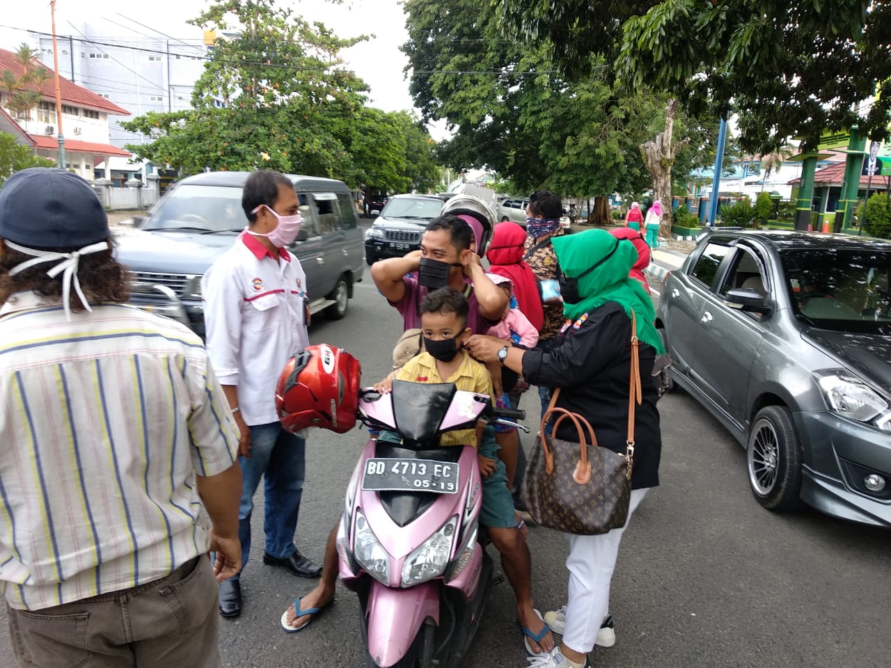 Dinkes Bersama JPKP Bagi Masker ke Pengendara dan Pedagang PTM