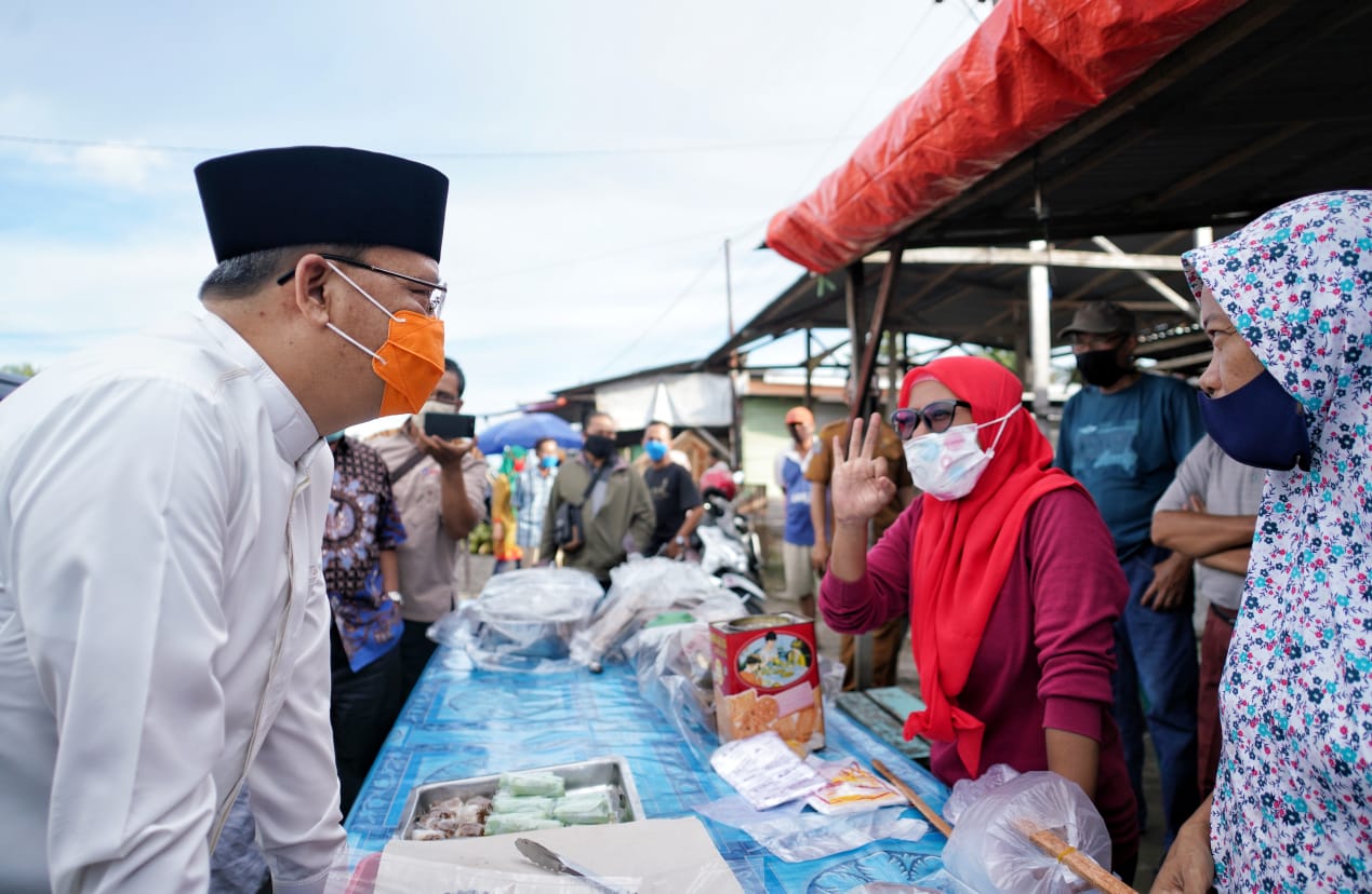 Borong Takjil, Gubernur Rohidin Bahagiakan Warga Kota