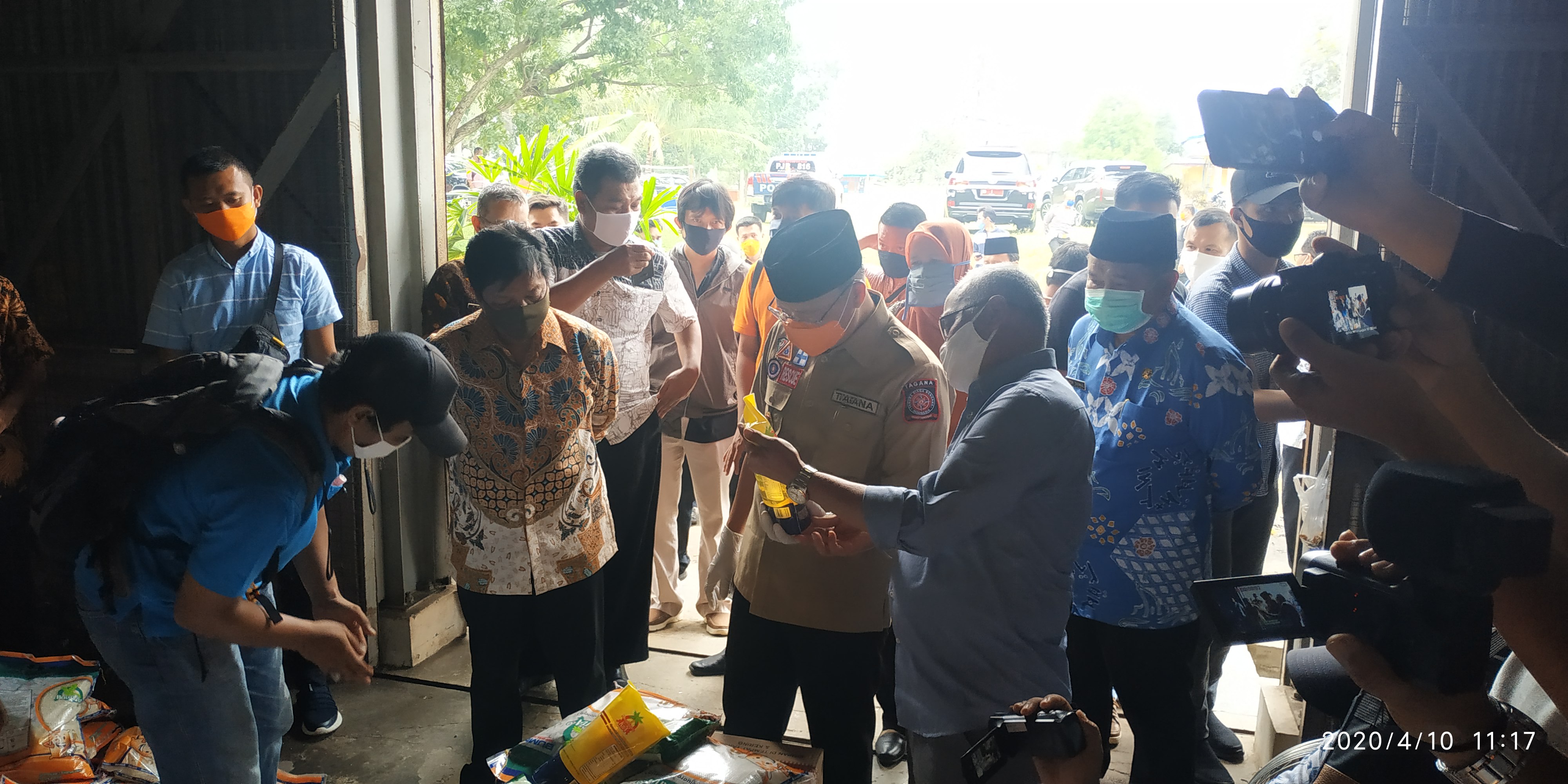 Gubernur Rohidin saat meninjau langsung proses pengemasan beras untuk bantuan masyarakat yang terdampak Covid-19
