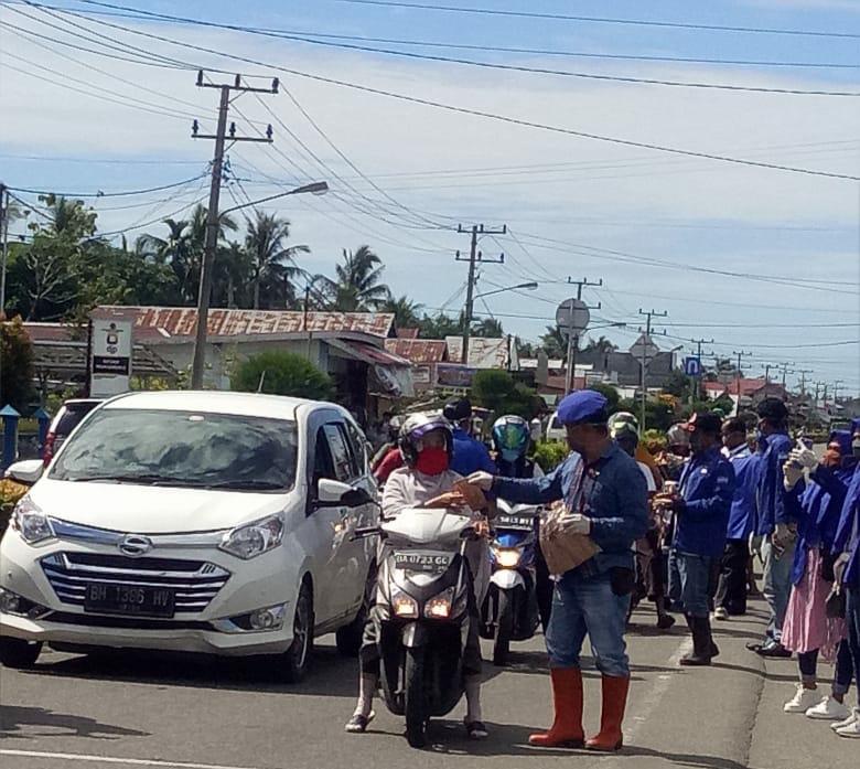 Muharamin beserta rombongan saat membagikan masker kepada pengendara yang melintasi lampu merah Kota Mukomuko.