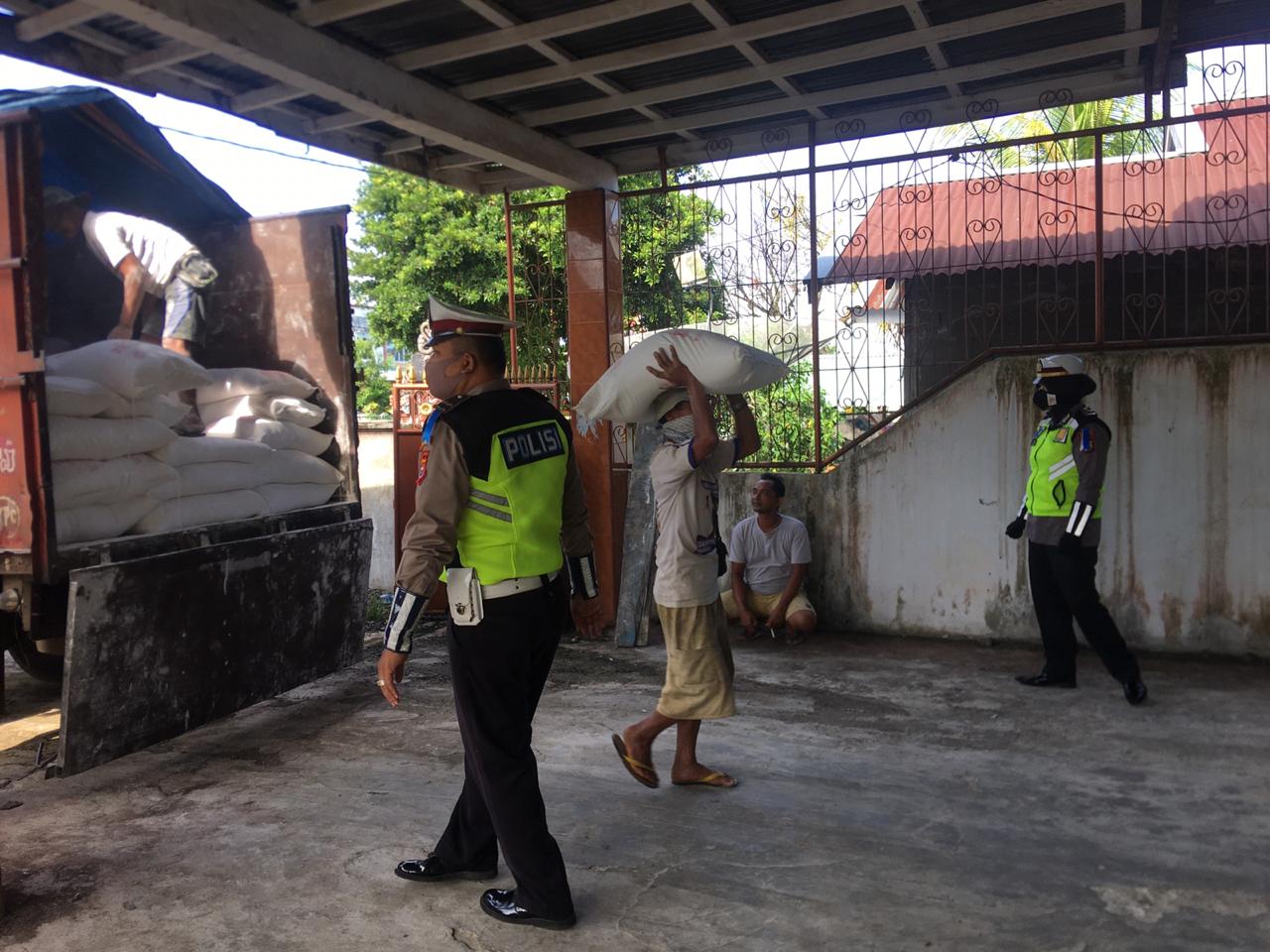 Cegah Penimbunan Bapok, Sat Lantas Polres BU Kawal Kendaraan Sembako