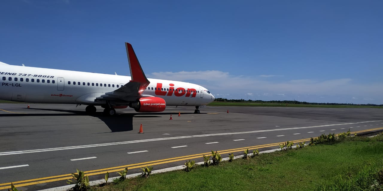 AMBONEWS.COM, Bengkulu - Penerbangan Bandara Fatmawati - Soekarno (Fatsoe) Bengkulu diisukan ditutup akibat Pandemi Covid-19, padahal karena tidak ada penumpang, penerbangan komersial dihentikan sementara.  Executive General Manager (EGM) Angkasa Pura II Sarosa menjelaskan, Penerbangan Bandara Fatsoe bukan ditutup, melainkan tidak adanya penumpang menjadi salah satu faktor utama penerbangan komersial dihentikan sementara, mulai 24 April 2020 sampai dengan 1 Juni 2020.  Selain itu, juga berdasarkan Permenhub