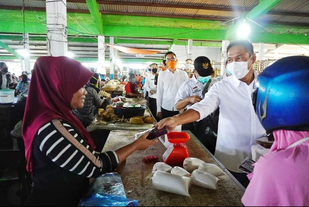 Wagub Dedy Ajak Pedagang Pasar Barukoto II Pakai Masker
