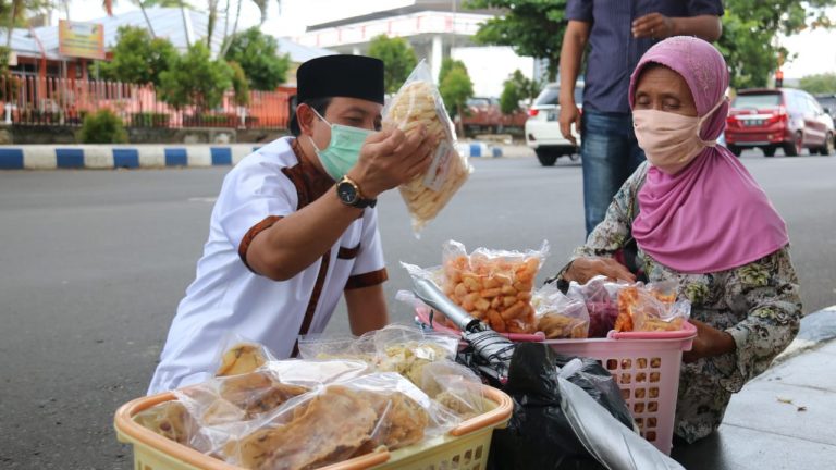 Kali Ini Giliran Wawali Borong Dagangan Warga Kota