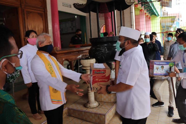 Berikan Rasmie, Helmi-Dedy Sambangi Pengurus Vihara dan Pura