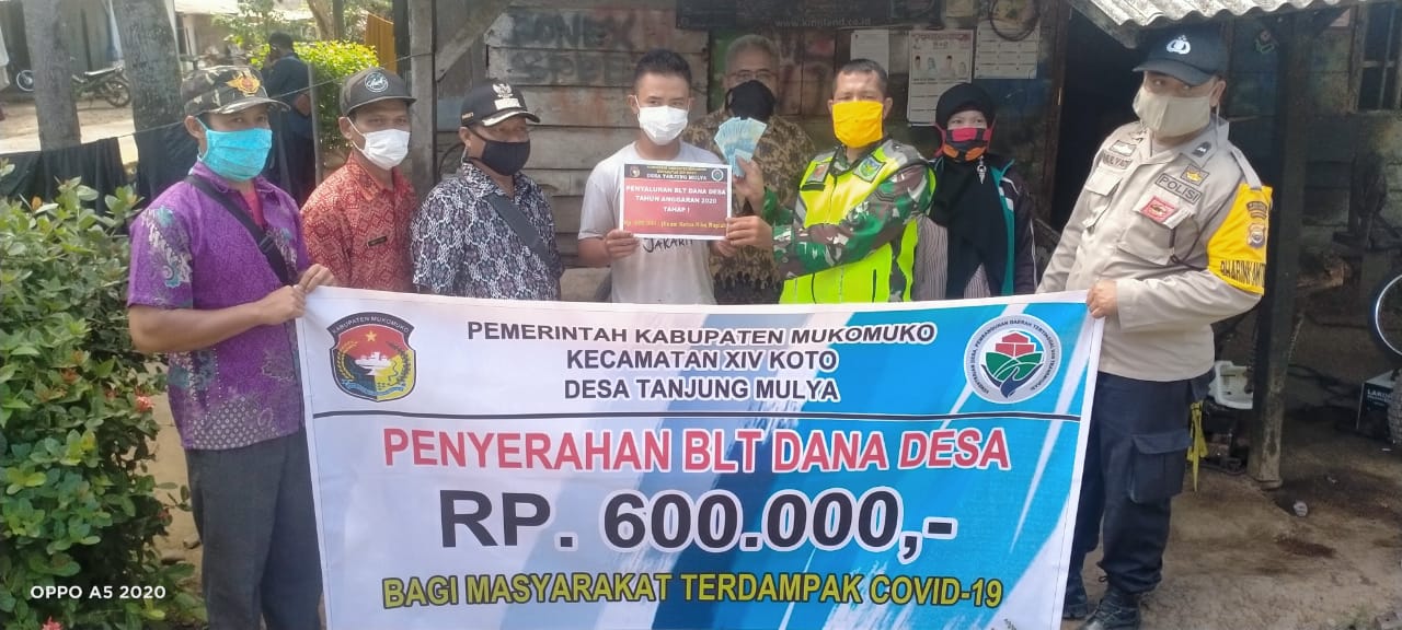 Di Tanjung Mulya, Penyerahan BLT Dana Desa Secara Door To Door