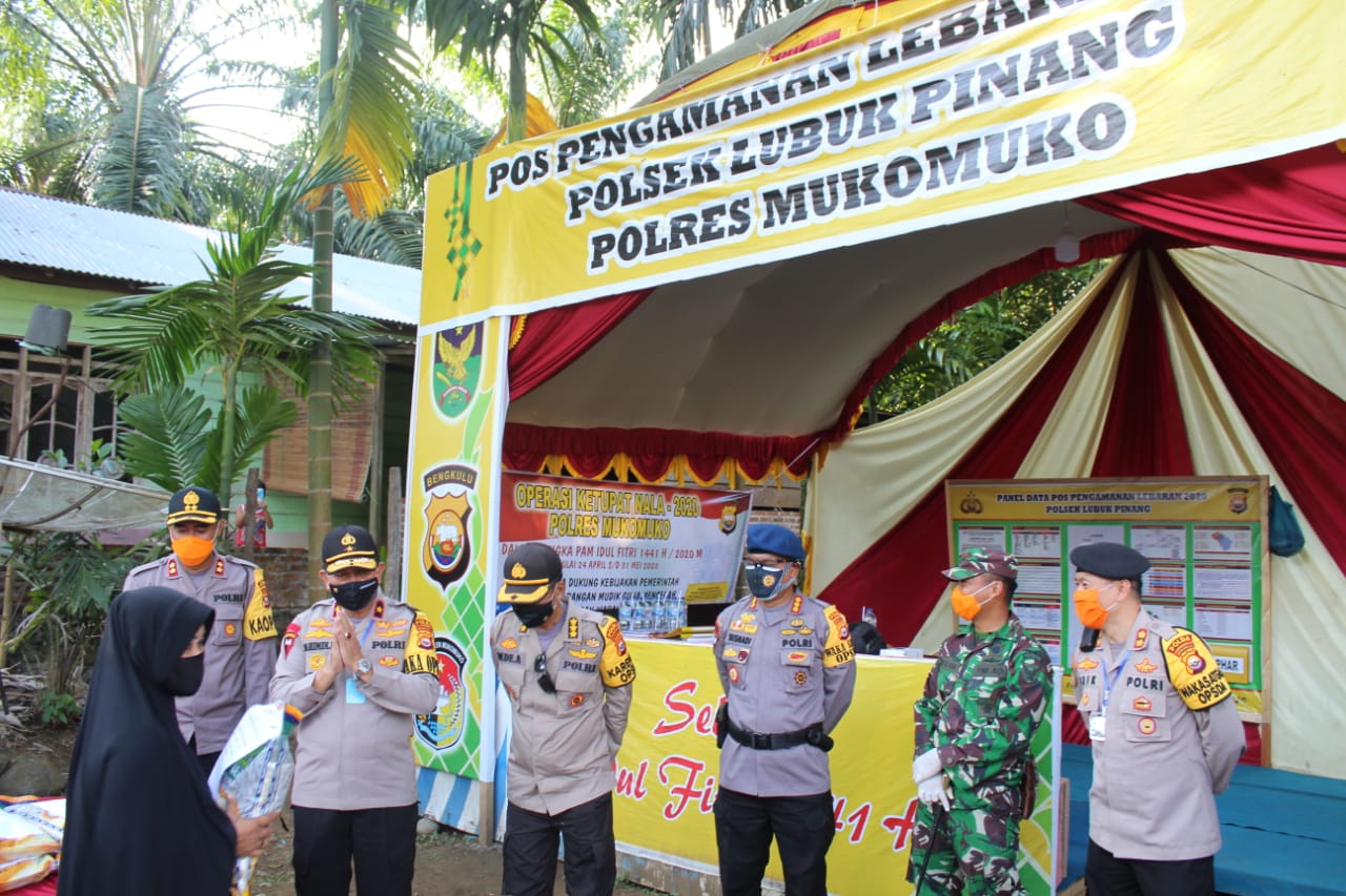 Waka Polda Serahkan Bantuan di Pospam Perbatasan Bengkulu - Sumbar