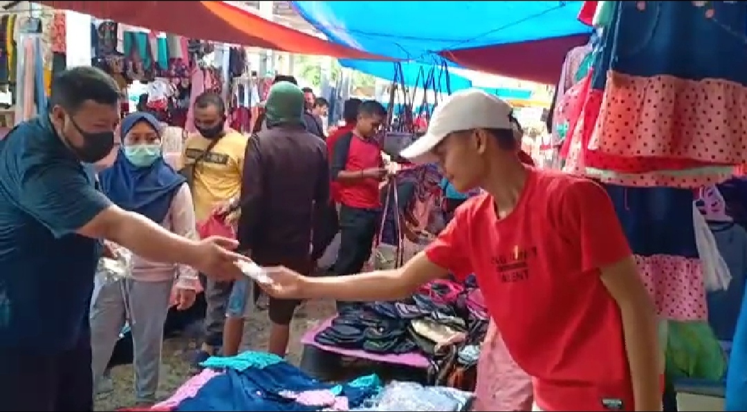 Pastikan Kepatuhan Masyarakat, Bupati Choirul Huda Blusukan ke Pasar