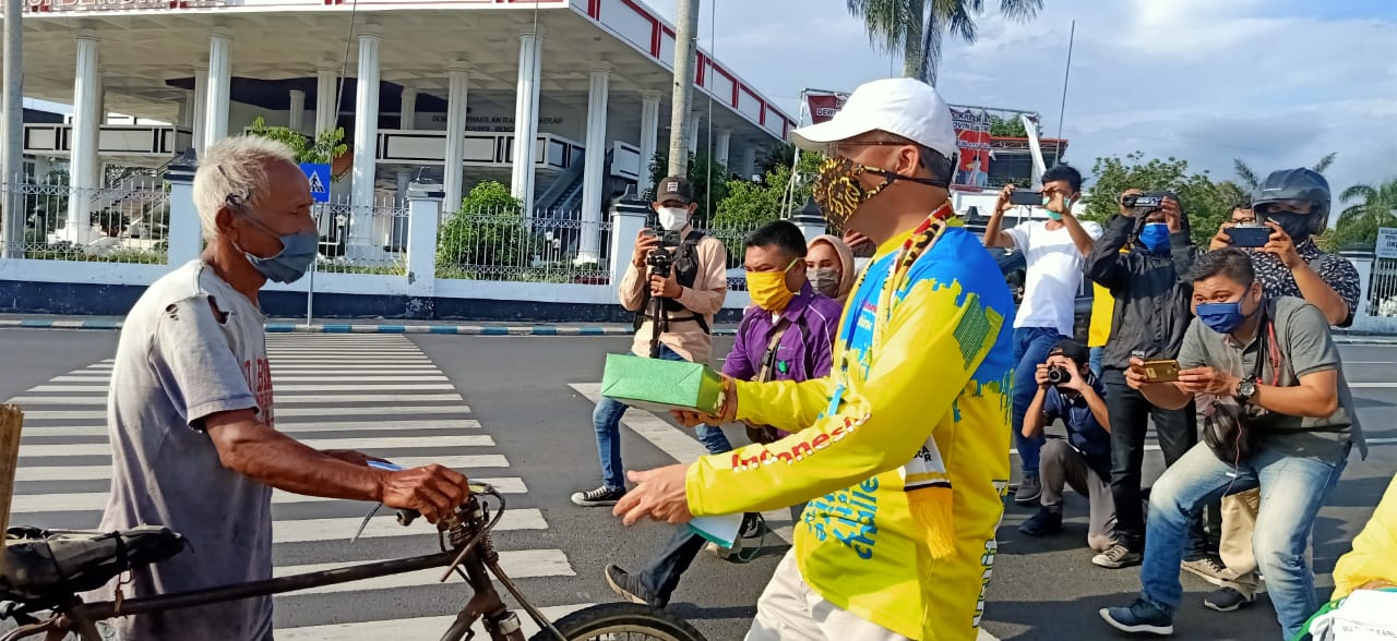 Bangun Semangat Ramadhan, DPD Golkar Bagi Takjil dan Masker Secara Berkelanjutan