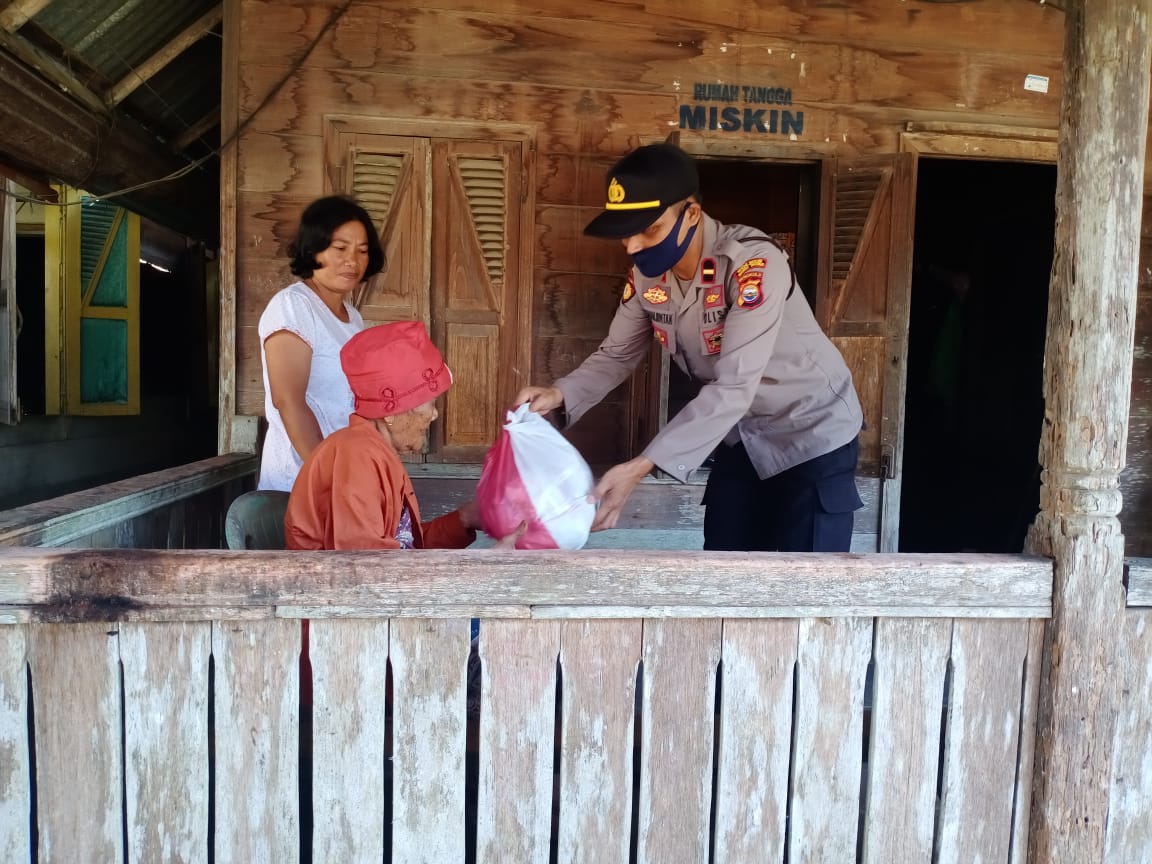 Terdampak Covid-19, 12 Warga Kecamatan Teramang Jaya Dapat Sembako