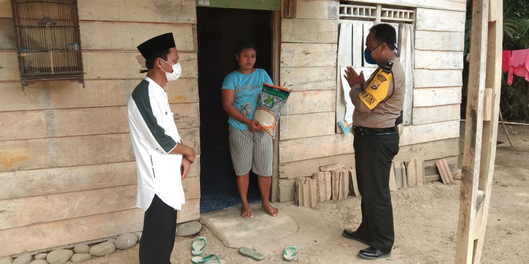 Polri Berbagi, Warga Desa Tanjung Mulya Dapat Beras