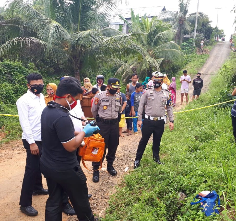 Polsek Gading Cempaka Olah TKP Penemuan Mayat Bayi