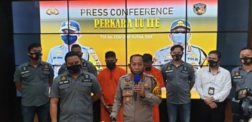 The Next Ferdian Pelaka, Youtuber "Prank Bagi Daging Isi Sampah" Tertunduk Usai Diamankan Polisi