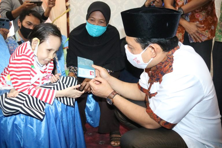 Juga Berhak Bahagia, 30 Penyandang Disabilitas Diberi E-KTP Langsung Oleh Wawali