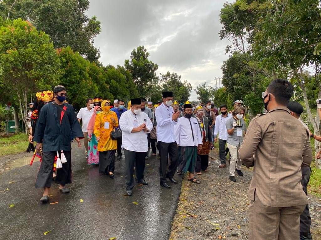 Diiringi Tari Gandai, Huda- Rahmadi Pendaftar Perdana di KPU Mukomuko