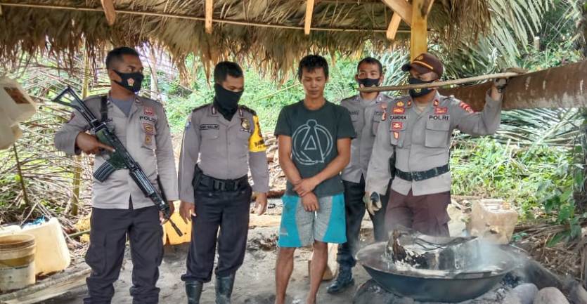 Dibimbing Iptu Candra, Dua Warga Eks Pembuat Cap Tikus Beralih ke Gula Aren