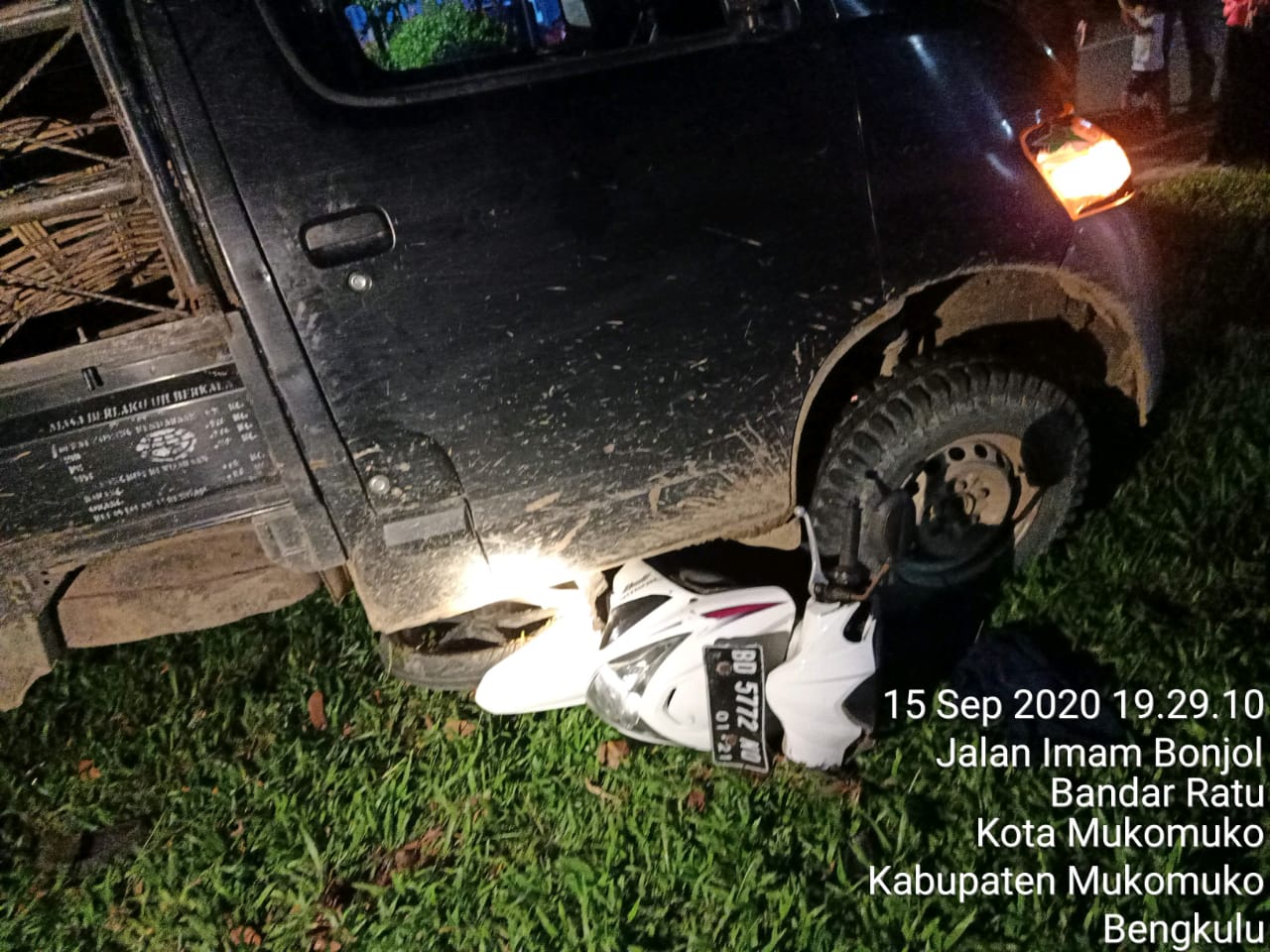 Oleng Akibat Ngebut, Grandmax Tabrak Motor di Perempatan