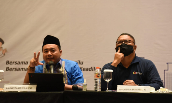 Kordiv Pengawasan dan Sosialisasi Bawaslu Mochammad Afifuddin (kiri) didampingi Kordiv Hukum, Humas, Data, dan Informasi Bawaslu Fritz Edward Siregar (kanan) dalam FGD Penyusunan Standar Tata Laksana Pengawasan Perlengkapan Pemungutan Suara Pemilihan Serentak 2020. Foto: Humas Bawaslu RI