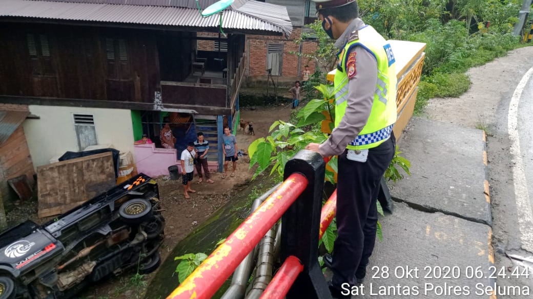 Masuk Jurang, Supir Pick Up Diduga Ngantuk