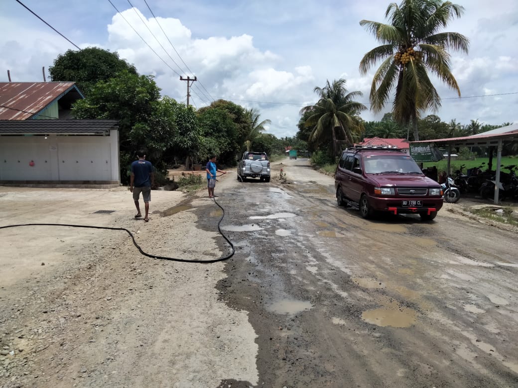 Warga Lubuk Sanai III Ngeluh, Jalan Berdebu Akibat Perbaikan Aspal