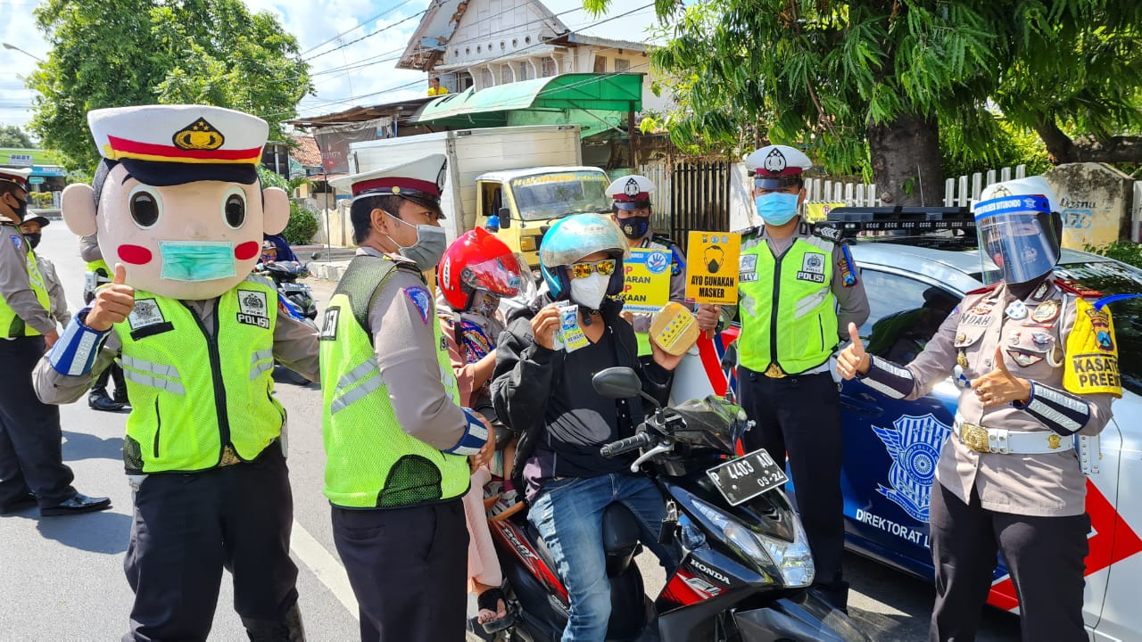 Bukan Tilang, Operasi Zebra Polres Situbondo Malah Beri "Hadiah" ke Pengendara