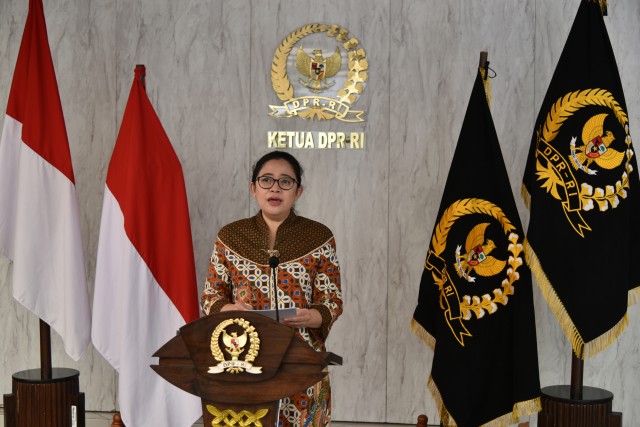 Ketua DPR RI Dr. (H.C.) Puan Maharani dari Ruang Kerja Ketua DPR RI, Gedung Nusantara III, Senayan, Jakarta, Senin (2/11/2020). (Foto : Eno/Man)