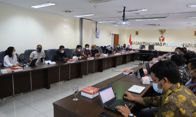 Suasana rapat finalisasi penyusunan juknis tentang tata cara pengawasan dan pemantauan pemberitaan, penyiaran, dan iklan kampanye media massa dalam Pilkada 2020/ foto: Christina Kartikawati (Humas Bawaslu RI).