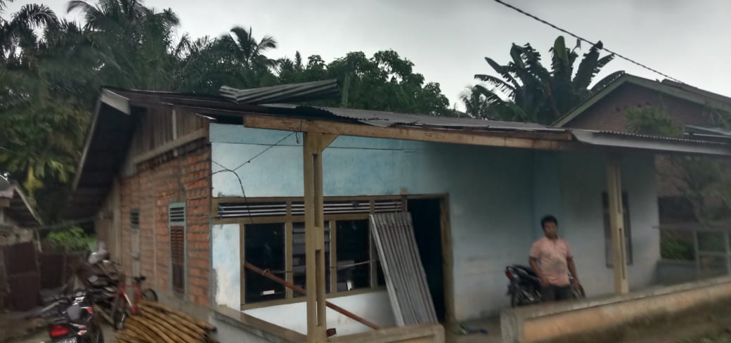 Diamuk Angin Puting Beliung, Atap Rumah Warga Ipuh Lepas
