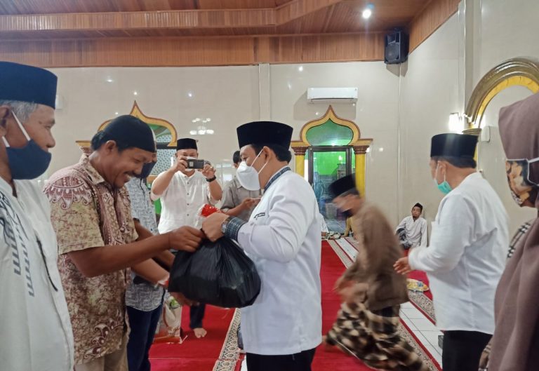 Guru Ngaji, Rubiyah dan Penggali Kubur di Kelurahan Bajak Dapat Sembako