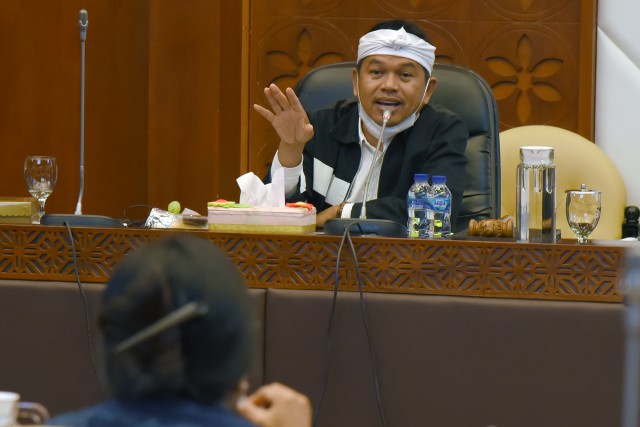 Wakil Ketua Komisi IV DPR RI Dedi Mulyadi saat memimpin Rapat Dengar Pendapat Umum (RDPU) dengan Badan Otorita Pariwisata, Yayasan Komodo Survival Program, Yayasan Sunspirit Indonesia, serta World Wildlife Fund Indonesia, di Gedung DPR RI, Senayan, Jakarta, Senin (23/11/2020). Foto : Runi/Man