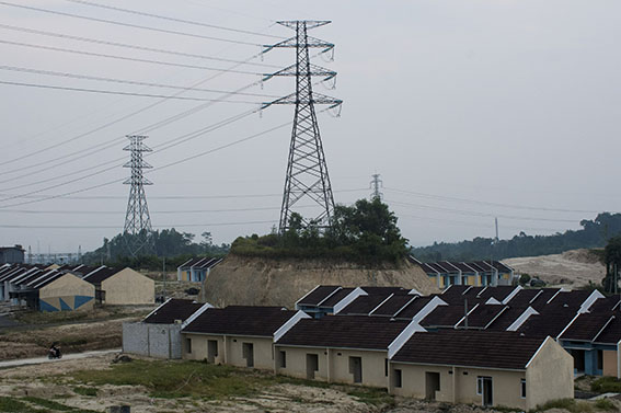 Warga melintas di perumahan bersubsidi di Rangkasbitung, Lebak, Banten, Selasa (10/11/2020). Kementerian PUPR mencatat penyaluran dana fasilitas likuiditas pembiayaan perumahan (FLPP) per 6 November 2020 mencapai 97,7 persen atau sebanyak 100.176 unit dari total target yang telah ditentukan pemerintah sebanyak 102.500 unit dengan nilai Rp11 triliun. - (antarafoto)