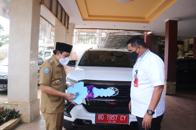 Bantu Perlancar Operasional, Pemkot Hibahkan 1 Unit Minibus ke Dit Reskrimsus Polda Bengkulu