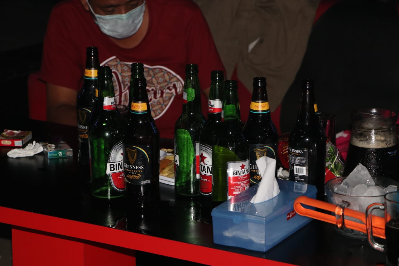 Razia Tempat Hiburan Malam, Polisi Sita Puluhan Botol Miras