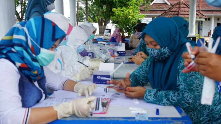 Bertempat di balai kota, Jumat (18/12/2020) Tim Penggerak (TP) PKK Kota Bengkulu menggelar rapid test gratis.  Kegiatan itu dalam rangka peringatan hari Ibu tahun 2020 sekaligus menindaklanjuti inpres nomor 6 tahun 2020 tentang penegakan protokol kesehatan dalam pencegaham dan pengendalian Covid-19.  Hadir dalam kegiatan itu Ketua TP PKK Kota Bengkulu Hj Khairunnisa Helmi dan sekretaris Elfriza.  “Kita (PKK) hari ini bekerjasama dengan Dinas Kesehatan Kota Bengkulu melakukan rapid test gratis bagi pengurus 