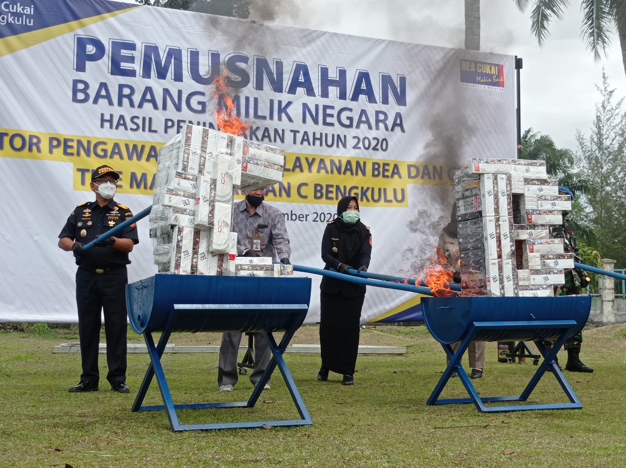 Rokok Ilegal, Minuman Serta Barang Pornografi Senilai Rp308,6 Juta Dibakar