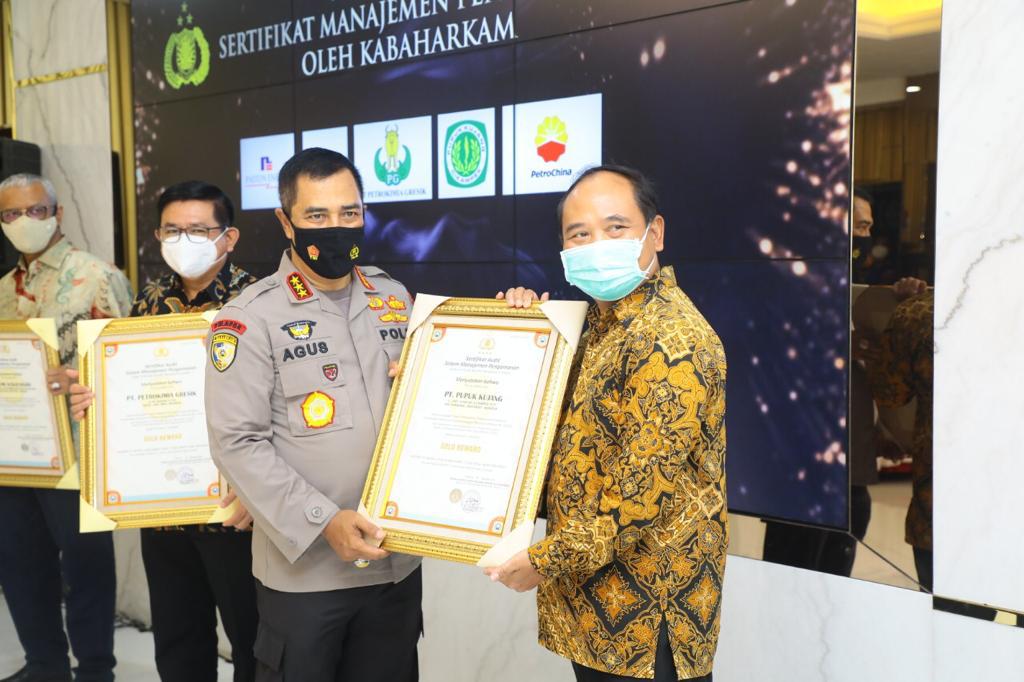  Wakili Kapolri, Kabarharkam Serahkan Sertifikat Gold Reward Obvitnas ke Lima Perusahaan