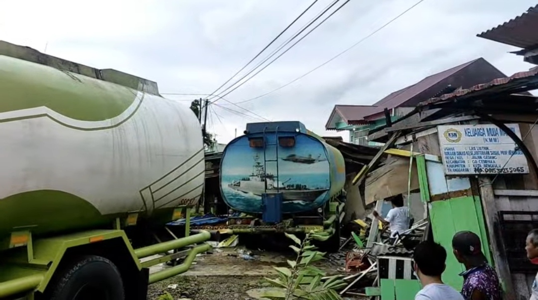 Elak Motor, Truk Tangki Tabrak Pembatas Jalan dan Hantam 3 Bangunan
