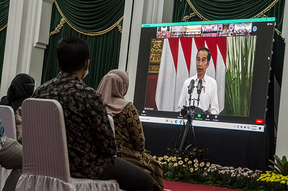 Presiden Minta Menteri dan Gubernur Kawal Proses Penyaluran Bansos