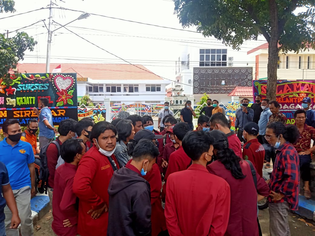 Massa padati halaman PN Bengkulu