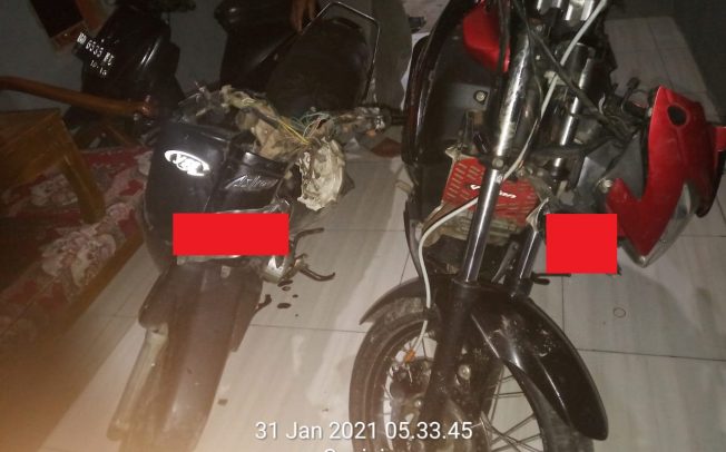 Tabrakan Antar R2, Satu Pengendara Patah Kaki, Satu Lagi Melarikan Diri