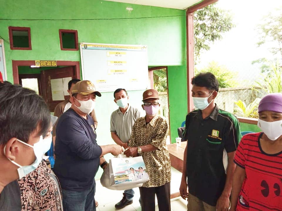 serahkan bantuan